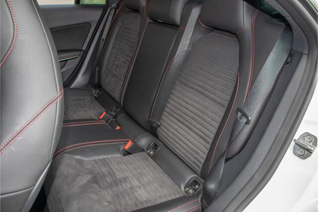 Mercedes-Benz CLA-KLASSE 180 Business Solution AMG, 61.000km NAP, Panoramadak, Carplay, Stoelverwarming, Camera, Half leder, Park Assist.