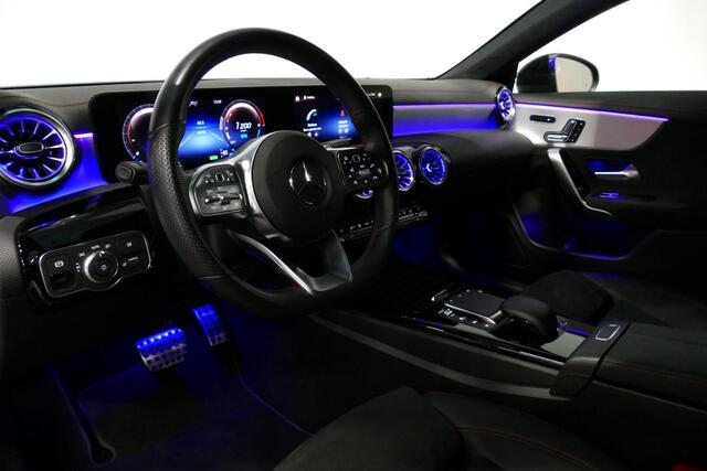 Mercedes-Benz CLA-KLASSE 250 e AMG Line / CLA45 AMG diffuser / Panamericana Grille / Elektr. verstelbare voorstoelen + memory / Multibeam LED / Ambienteverlichting / Apple Carplay - Android Auto / Stoelverwarming /Rondomzichtcamera / Grootlicht assistent / Keyless / Achteruitrijc