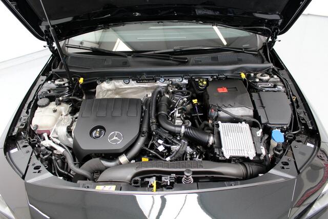 Mercedes-Benz CLA-KLASSE 180 AMG Line 136PK, SFEERVERLICHTING | STUUR/STOELVERWARMING | MBUX | LED