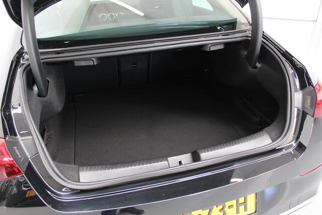 Mercedes-Benz CLA-KLASSE 180 AMG Line 136PK, SFEERVERLICHTING | STUUR/STOELVERWARMING | MBUX | LED