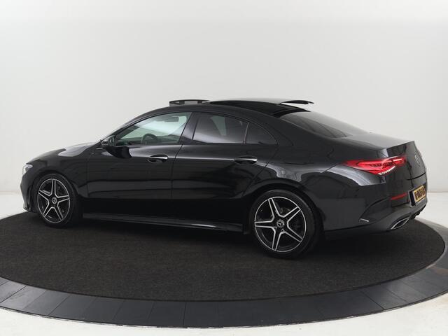 Mercedes-Benz CLA-KLASSE 180 AMG Line | Panoramadak | Carplay | Leder/Alcantara | Stoelverwarming | Navigatie | Keyless | Camera | Full LED | Sportstoelen | Widescreen | Sfeerverlichting | Climate control