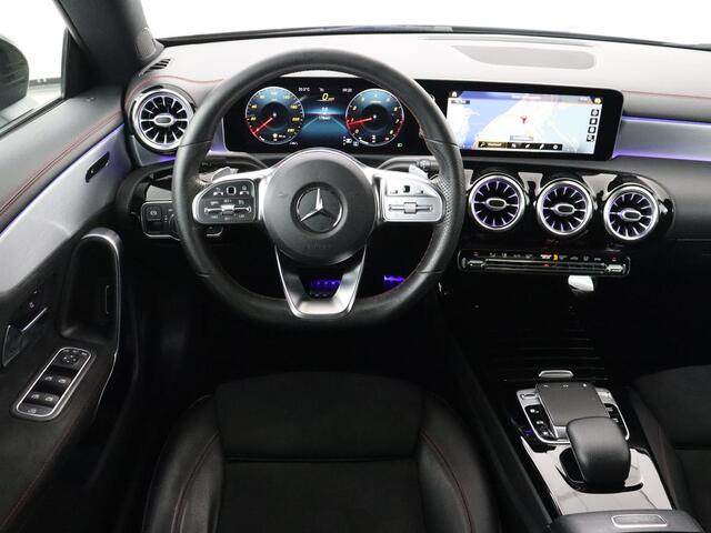 Mercedes-Benz CLA-KLASSE 180 AMG Line | Panoramadak | Carplay | Leder/Alcantara | Stoelverwarming | Navigatie | Keyless | Camera | Full LED | Sportstoelen | Widescreen | Sfeerverlichting | Climate control
