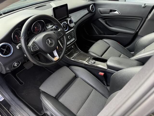 Mercedes-Benz CLA-KLASSE 180 Pano | Trekhaak | Stoelverwarming | LED | Cruisecontrol | Volledig Onderhouden