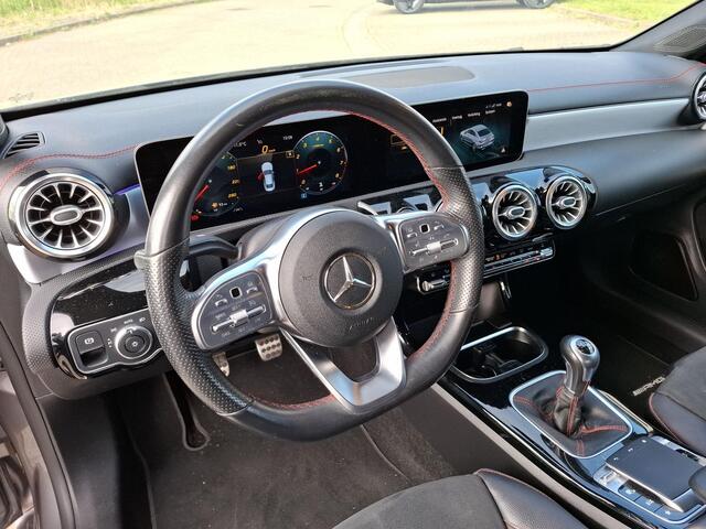 Mercedes-Benz CLA-KLASSE 180 Premium Plus | AMG Styling | panorama dak | digitaal dashboard | cruise control | climate control | camera