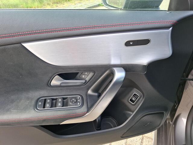 Mercedes-Benz CLA-KLASSE 180 Premium Plus | AMG Styling | panorama dak | digitaal dashboard | cruise control | climate control | camera
