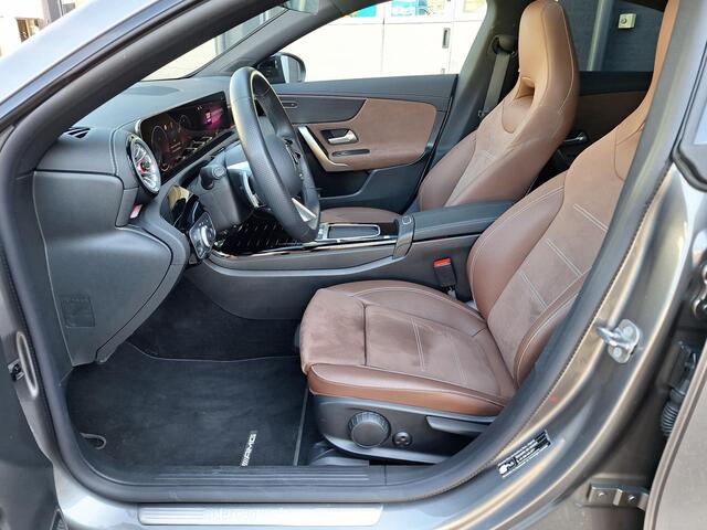 Mercedes-Benz CLA-KLASSE 180 Star Edition AMG | Night Pakket | Panoramadak | Bruin Interieur | Dodehoekassistent | Apple CarPlay | Android Auto | Sfeerverlichting | Stoelverwarming | Parkeersensoren | Achteruitrijcamera | Elektrisch Inklapbare Buitenspiegels