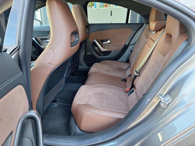 Mercedes-Benz CLA-KLASSE 180 Star Edition AMG | Night Pakket | Panoramadak | Bruin Interieur | Dodehoekassistent | Apple CarPlay | Android Auto | Sfeerverlichting | Stoelverwarming | Parkeersensoren | Achteruitrijcamera | Elektrisch Inklapbare Buitenspiegels