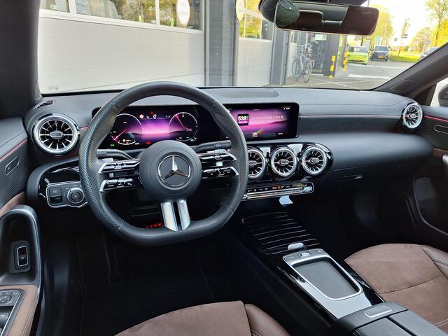 Mercedes-Benz CLA-KLASSE 180 Star Edition AMG | Night Pakket | Panoramadak | Bruin Interieur | Dodehoekassistent | Apple CarPlay | Android Auto | Sfeerverlichting | Stoelverwarming | Parkeersensoren | Achteruitrijcamera | Elektrisch Inklapbare Buitenspiegels