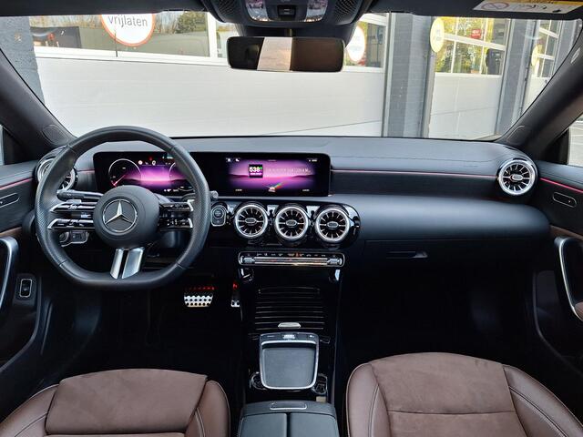 Mercedes-Benz CLA-KLASSE 180 Star Edition AMG | Night Pakket | Panoramadak | Bruin Interieur | Dodehoekassistent | Apple CarPlay | Android Auto | Sfeerverlichting | Stoelverwarming | Parkeersensoren | Achteruitrijcamera | Elektrisch Inklapbare Buitenspiegels