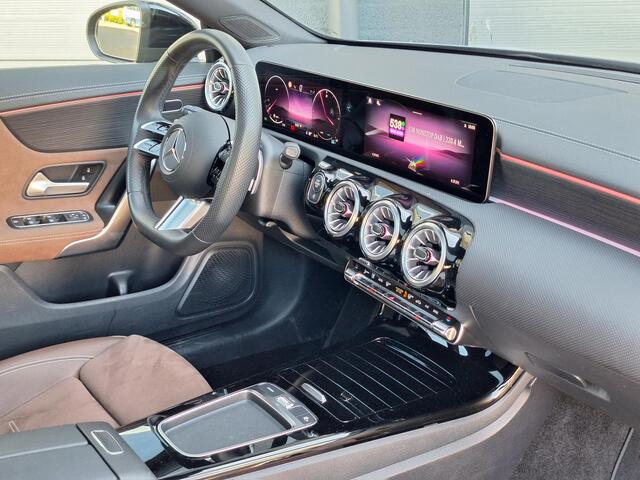Mercedes-Benz CLA-KLASSE 180 Star Edition AMG | Night Pakket | Panoramadak | Bruin Interieur | Dodehoekassistent | Apple CarPlay | Android Auto | Sfeerverlichting | Stoelverwarming | Parkeersensoren | Achteruitrijcamera | Elektrisch Inklapbare Buitenspiegels