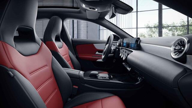 Mercedes-Benz CLA-KLASSE 180 AMG Line | Night | Panoramadak | Lederen bekleding | Widescreen | Sfeerverlichting | Stoelverwarming |