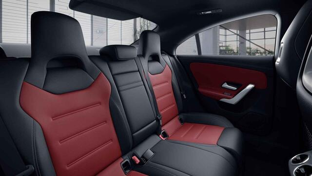 Mercedes-Benz CLA-KLASSE 180 AMG Line | Night | Panoramadak | Lederen bekleding | Widescreen | Sfeerverlichting | Stoelverwarming |