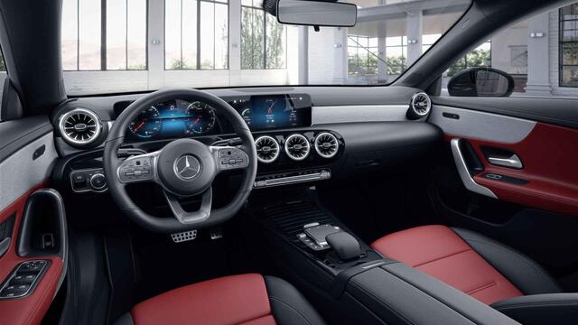 Mercedes-Benz CLA-KLASSE 180 AMG Line | Night | Panoramadak | Lederen bekleding | Widescreen | Sfeerverlichting | Stoelverwarming |