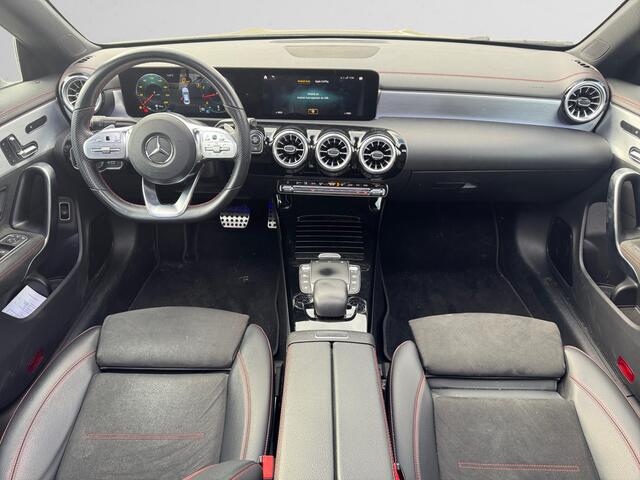 Mercedes-Benz CLA-KLASSE 180 AMG Aut- 2x Full Memory, Volledig Dealer Onderhouden, Panoramadak, Sfeerverlichting, Zitcomfort