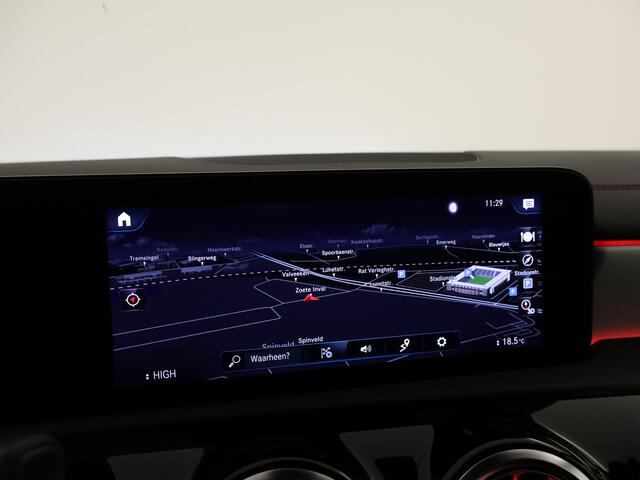 Mercedes-Benz CLA-KLASSE 200 Business Solution AMG | Navigatie | Camera | Parkeersensoren | Panoramadak | LM velgen | Inclusief 24 maanden MB Certified garantie voor Europa.