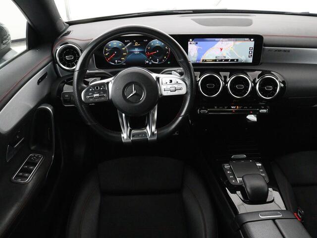 Mercedes-Benz CLA-KLASSE 180 Business Solution AMG | Stoelverwarming | Leder/Alcantara | Navigatie | Park Assist | Widescreen | Full LED | Climate control | Bluetooth | Cruise control | Sportstoelen