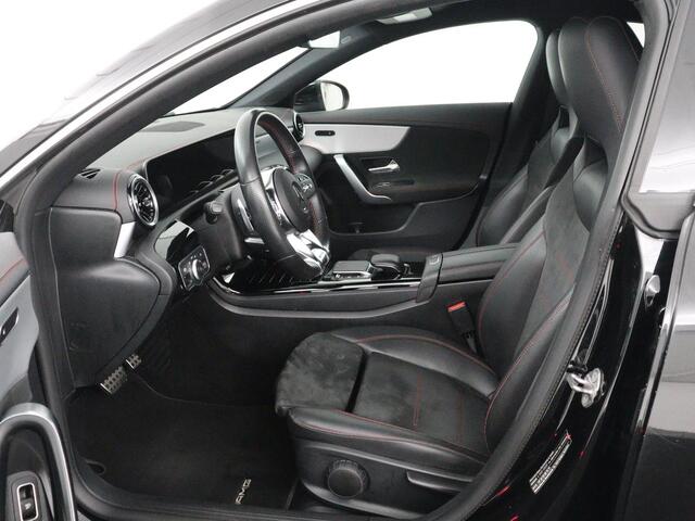 Mercedes-Benz CLA-KLASSE 180 Business Solution AMG | Stoelverwarming | Leder/Alcantara | Navigatie | Park Assist | Widescreen | Full LED | Climate control | Bluetooth | Cruise control | Sportstoelen