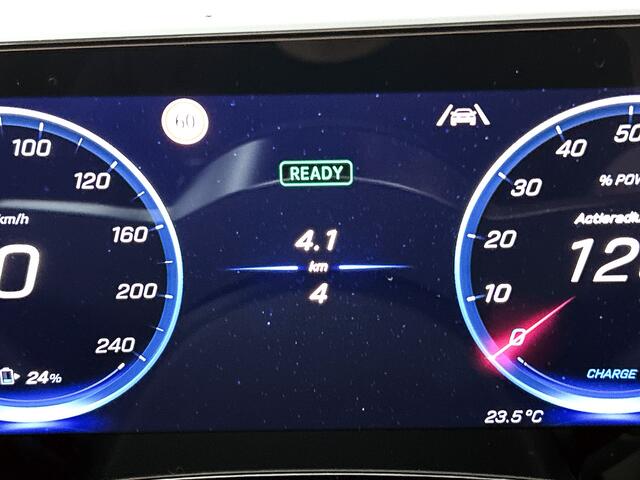 Mercedes-Benz CLA-KLASSE 200 Business Solution Luxury 58 kWh | Winterpakket | Warmtewerend, donkergetint glas | Massagefunctie | Vast panoramadak | Sierdelen openporig bruin eikenhout met aluminium lijnen | 18 inch vijfspaaks lichtmetalen velgen |