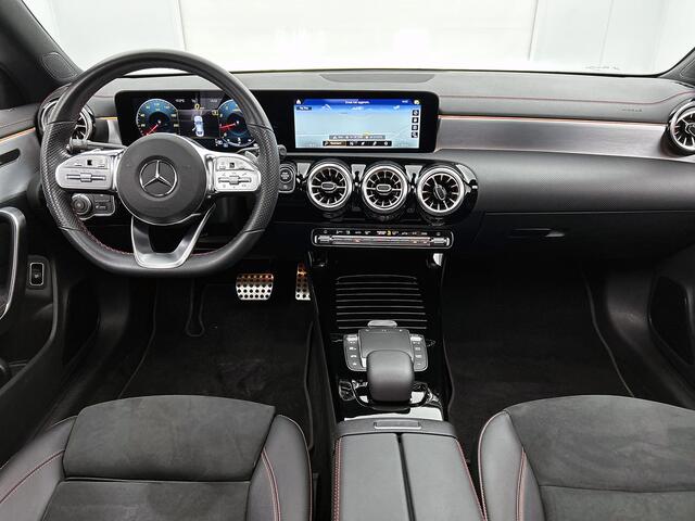 Mercedes-Benz CLA-KLASSE 180 Business Solution AMG | Panoramadak | 5 spaaks lichtmetalen | Navigatie | Parking support Inclusief 24 maanden MB Certified garantie voor Europa.