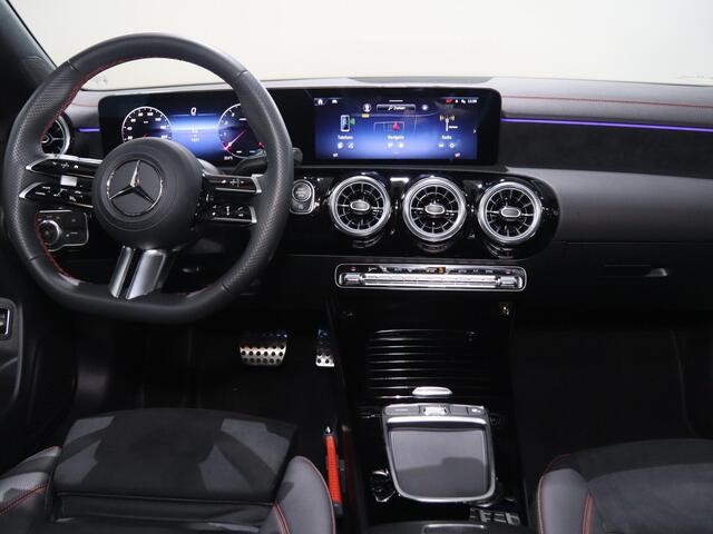 Mercedes-Benz CLA-KLASSE 180 AMG Line | Panoramaschuifdak | Night | Achteruitrijcamera | MBUX