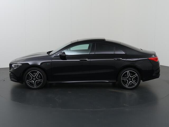Mercedes-Benz CLA-KLASSE 250 e Premium Plus | AMG | Night | Trekhaak | Panoramadak | Widescreen | Sfeerverlichting | Stoelverwarming |