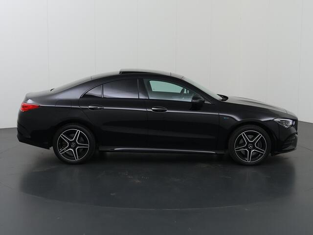 Mercedes-Benz CLA-KLASSE 250 e Premium Plus | AMG | Night | Trekhaak | Panoramadak | Widescreen | Sfeerverlichting | Stoelverwarming |