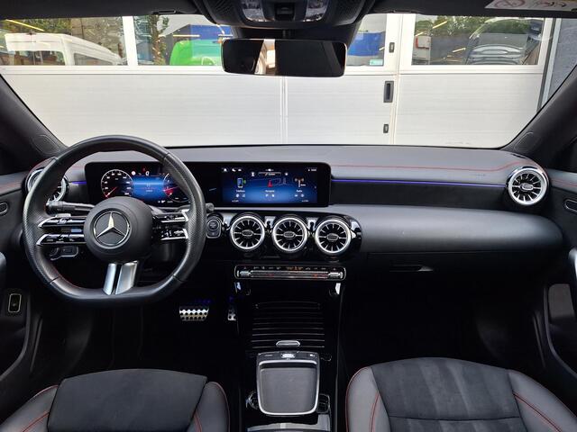 Mercedes-Benz CLA-KLASSE 180 Star Edition AMG Line | Panoramadak | Night Pakket | Achteruitrijcamera | Sfeerverlichting | Stoelverwarming | Widescreen | Keyless-GO
