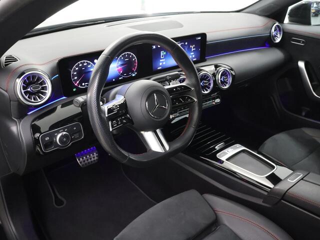 Mercedes-Benz CLA-KLASSE 180 Star Edition AMG Line | Night | Panoramadak | Keyless | 19" lichtmetalen velgen |