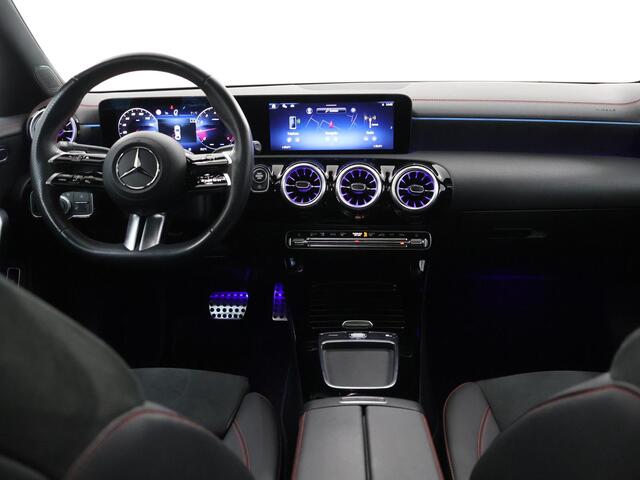 Mercedes-Benz CLA-KLASSE 180 Star Edition AMG Line | Night | Panoramadak | Keyless | 19" lichtmetalen velgen |