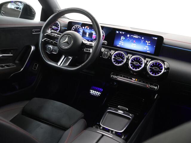 Mercedes-Benz CLA-KLASSE 180 Star Edition AMG Line | Night | Panoramadak | Keyless | 19" lichtmetalen velgen |
