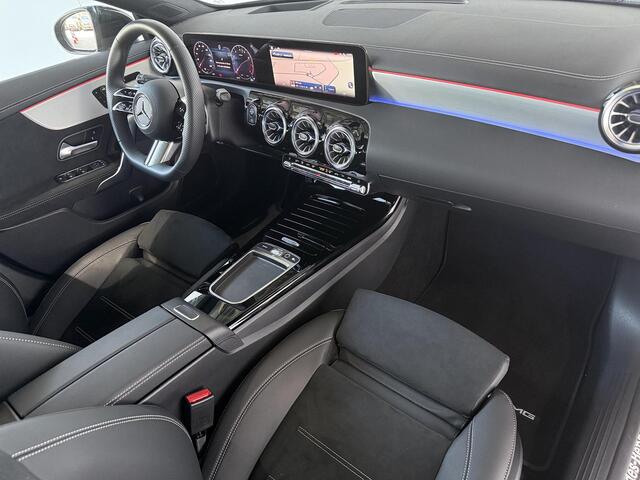 Mercedes-Benz CLA-KLASSE 180 Business Solution AMG | Panoramaschuifdak | AMG Line Plus | Head-up display | Nightpakket | 360° camera | Dodehoekassistent |