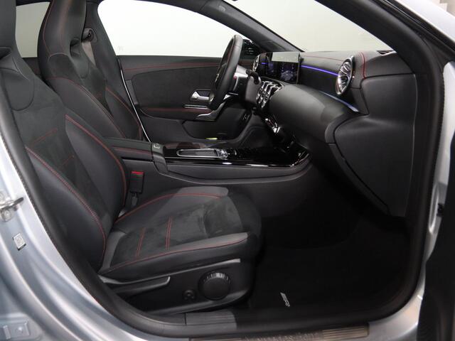 Mercedes-Benz CLA-KLASSE 180 AMG Line | Panoramaschuifdak | Night | Achteruitrijcamera | MBUX