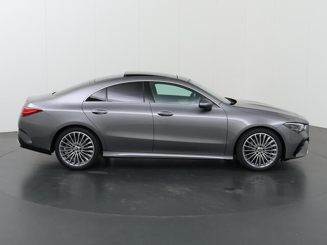 Mercedes-Benz CLA-KLASSE 180 Business Solution AMG | Panoramaschuifdak | Premium Plus-pakket | Winterpakket | Techniek-pakket | Burmester | Trekhaak | Head-up display |