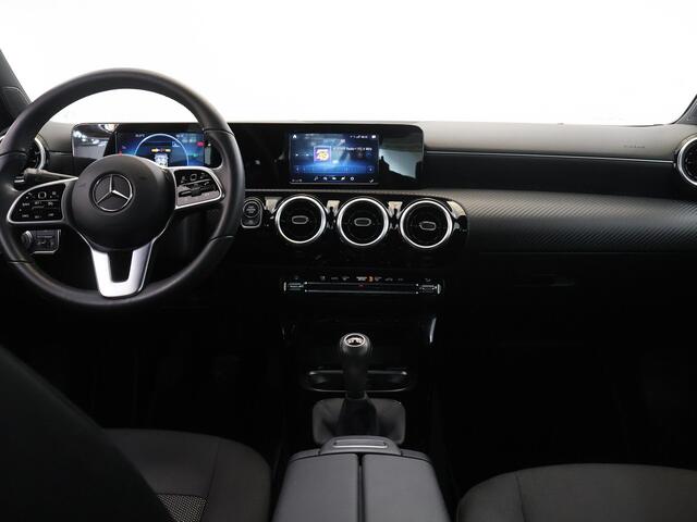Mercedes-Benz CLA-KLASSE 180 | Widescreen | Achteruitrijcamera | Handgeschakeld | Lichtmetalen velgen | MBUX |