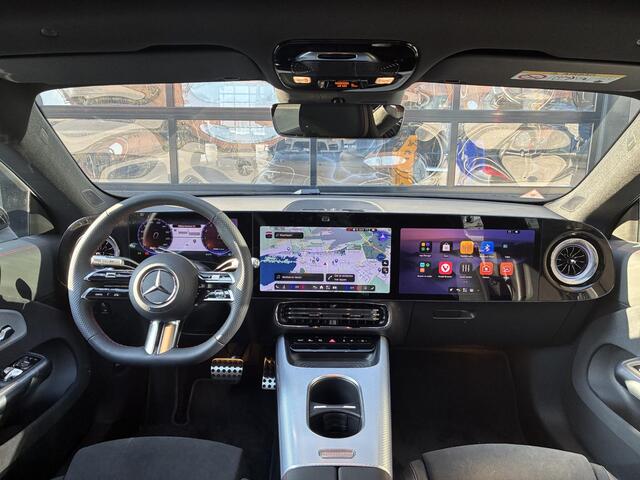 Mercedes-Benz CLA-KLASSE 180 Business Solution AMG | Premium Pakket | Night Pakket | Panoramadak | MBUX Superscreen | 360° Camera | Adaptieve Cruise Control | Dodehoekassistent | Verkeersbordenassistent | Augmented Reality voor Navigatie | Elektrisch Verstelbare Stoelen + Memory 
