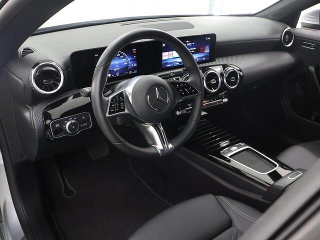 Mercedes-Benz CLA-KLASSE 180 Star Edition LIMITED | Stoelverwarming | Achteruitrijcamera | LED koplampen | MBUX |