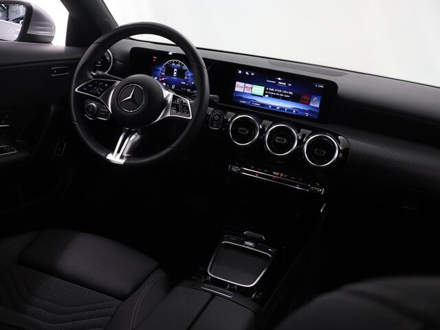 Mercedes-Benz CLA-KLASSE 180 Star Edition LIMITED | Stoelverwarming | Achteruitrijcamera | LED koplampen | MBUX |