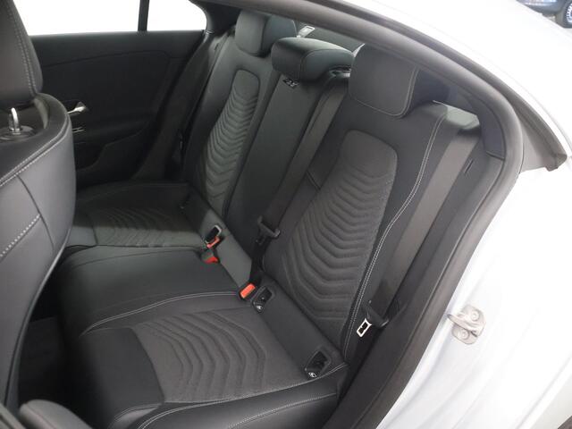 Mercedes-Benz CLA-KLASSE 180 Star Edition LIMITED | Stoelverwarming | Achteruitrijcamera | LED koplampen | MBUX |