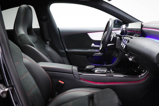 Mercedes-Benz CLA-KLASSE 180 Business Solution AMG | PANORAMADAK | MATRIX LED | DAB | SFEERVERLICHTING