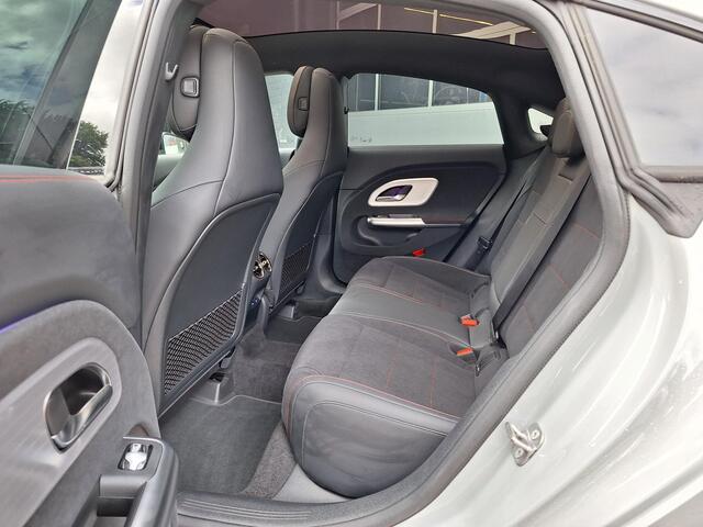 Mercedes-Benz CLA-KLASSE 180 Business Solution AMG | Panoramadak | Night Pakket | Achteruitrijcamera | Elektrisch Verstelbare Stoelen + Memory | Sfeerverlichting | Stoelverwarming | Dodehoekassistent | Multibeam LED | Keyless-GO