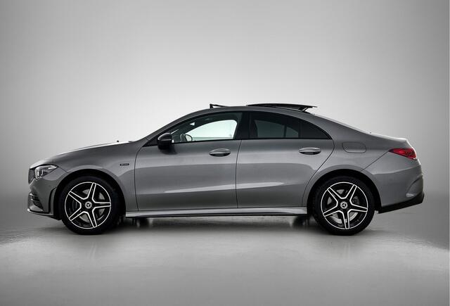 Mercedes-Benz CLA-KLASSE 250 e AMG Plug-In Hybride AMG Line | Night Pakket | Panorama Schuif-Kanteldak. Inclusief 24 maanden Mercedes-Benz Certified garantie voor Europa.