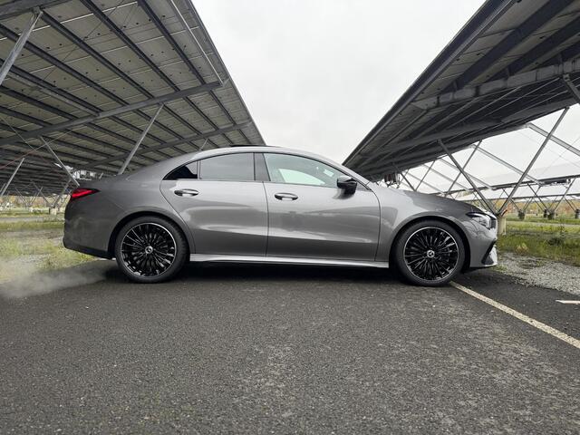Mercedes-Benz CLA-KLASSE 180 Business Solution AMG | Nightpakket | Panoramadak | AMG Line Plus | Burmester | Elek. Trekhaak | Rijassistentiepakket | HUD | 360° camera | Techniekpakket | Winter pakket | Apple Carplay/Android Auto |