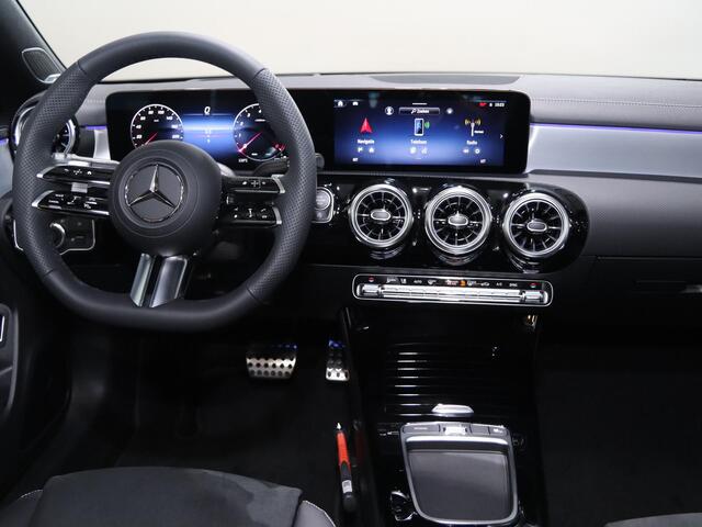 Mercedes-Benz CLA-KLASSE 180 Business Solution AMG | Nightpakket | Head-up display | 360° camera | Dodehoekassistent | 19 inch AMG Velgen |