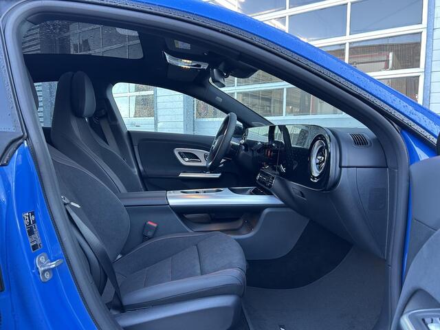 Mercedes-Benz CLA-KLASSE 250+ Launch Edition | AMG Line | Night Pakket | Panoramadak | DISTRONIC Afstandsassistent | Dodehoekassistent | MULTIBEAM LED Koplampen | Elektrisch Verstelbare Stoelen + Memory | Stoelverwarming | Sfeerverlichting | THERMOTRONIC Klimaatregeling | Apple CarPlay | Android Auto | Achteruitrijcamera | Parkeersensoren