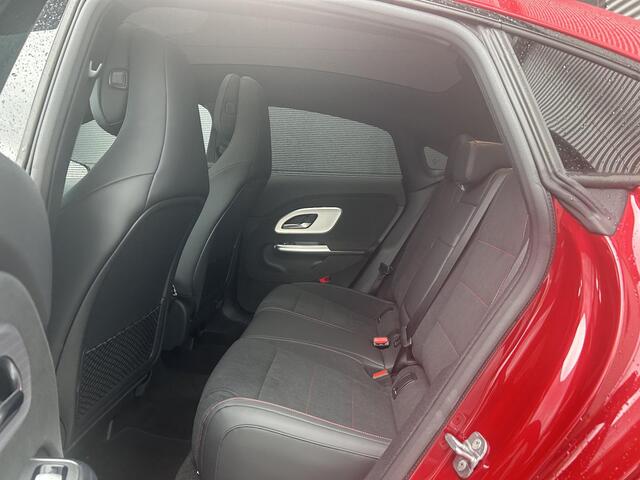 Mercedes-Benz CLA-KLASSE 180 Business Solution AMG | Night Pakket | Panoramadak | Trekhaak | DISTRONIC Afstandsassistent | Dodehoekassistent | Verkeersbordenassistent | MULTIBEAM LED Koplampen | Elektrisch Verstelbare Stoelen + Memory | Stoelverwarming | Sfeerverlichting | THERMOTRONIC Klimaatregeling | Sierdelen Geborsteld Aluminium Lightlines | Apple CarPlay | Android Auto | Achteruitrijcamera | Parkeersensoren