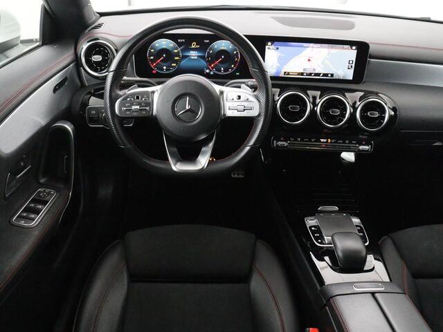 Mercedes-Benz CLA-KLASSE 180 Business Solution AMG | Panoramadak | Leder/alcantara | Stoelverwarming | Cruise control | Navigatie | Carplay | Climate control | Camera | Park assist