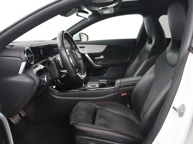 Mercedes-Benz CLA-KLASSE 180 Business Solution AMG | Panoramadak | Leder/alcantara | Stoelverwarming | Cruise control | Navigatie | Carplay | Climate control | Camera | Park assist