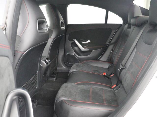 Mercedes-Benz CLA-KLASSE 180 Business Solution AMG | Panoramadak | Leder/alcantara | Stoelverwarming | Cruise control | Navigatie | Carplay | Climate control | Camera | Park assist