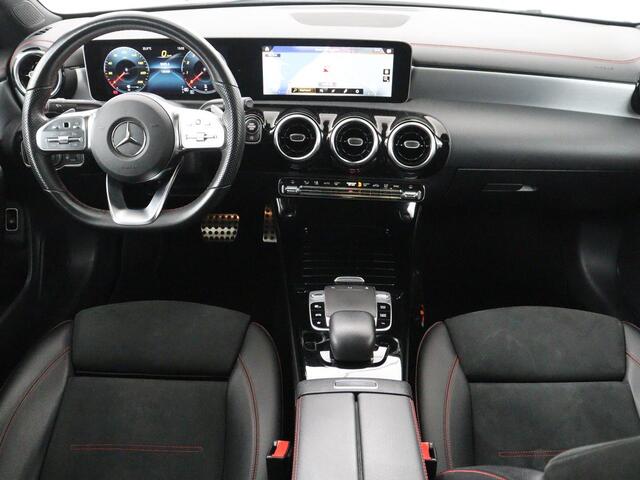 Mercedes-Benz CLA-KLASSE 180 Business Solution AMG | Panoramadak | Leder/alcantara | Stoelverwarming | Cruise control | Navigatie | Carplay | Climate control | Camera | Park assist