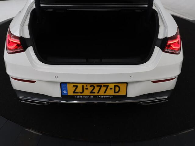 Mercedes-Benz CLA-KLASSE 180 Business Solution AMG | Panoramadak | Leder/alcantara | Stoelverwarming | Cruise control | Navigatie | Carplay | Climate control | Camera | Park assist